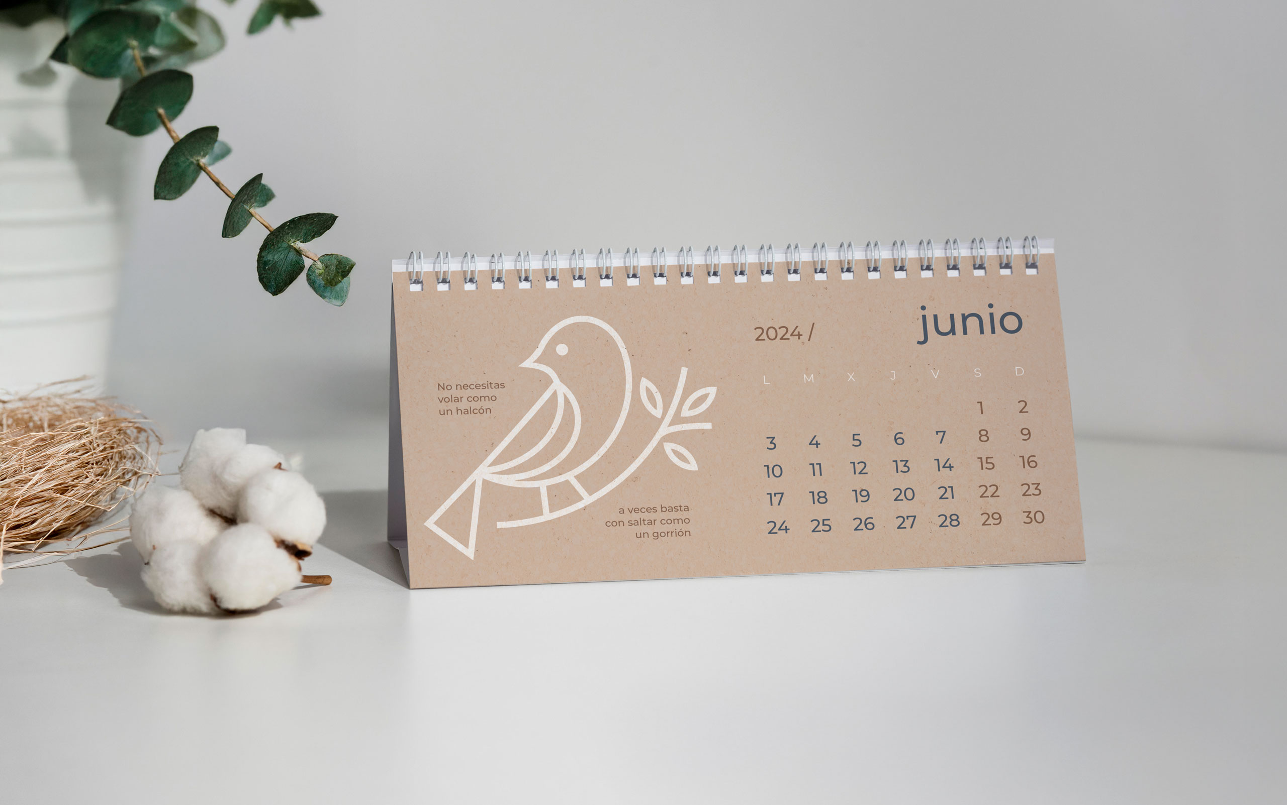 Aplicación de la identidad de marca en un calendario de mesa para la consulta de Centro Nido