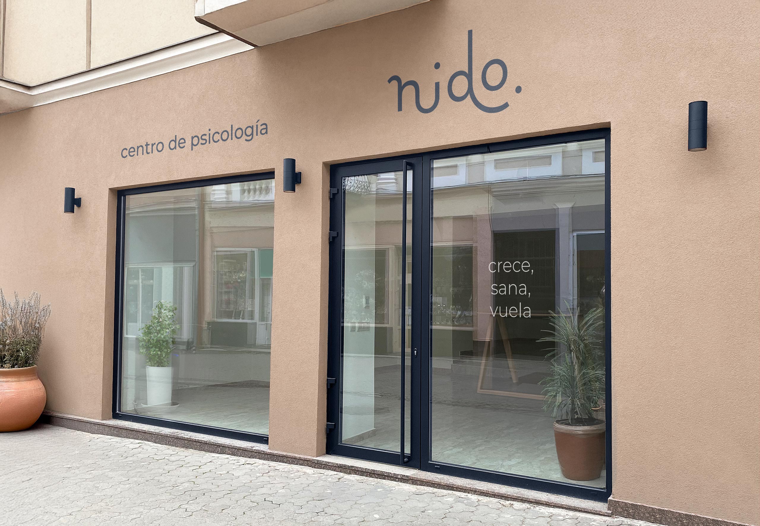 Rotulación de fachada acorde con la identidad de marca de Centro Nido