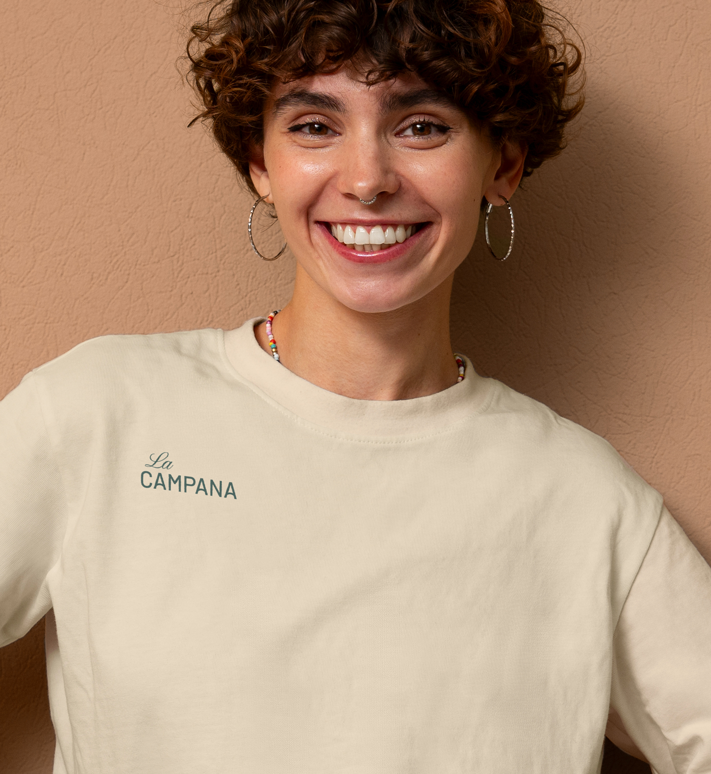 Camiseta de la identidad visual del hostal La Campana en Toledo