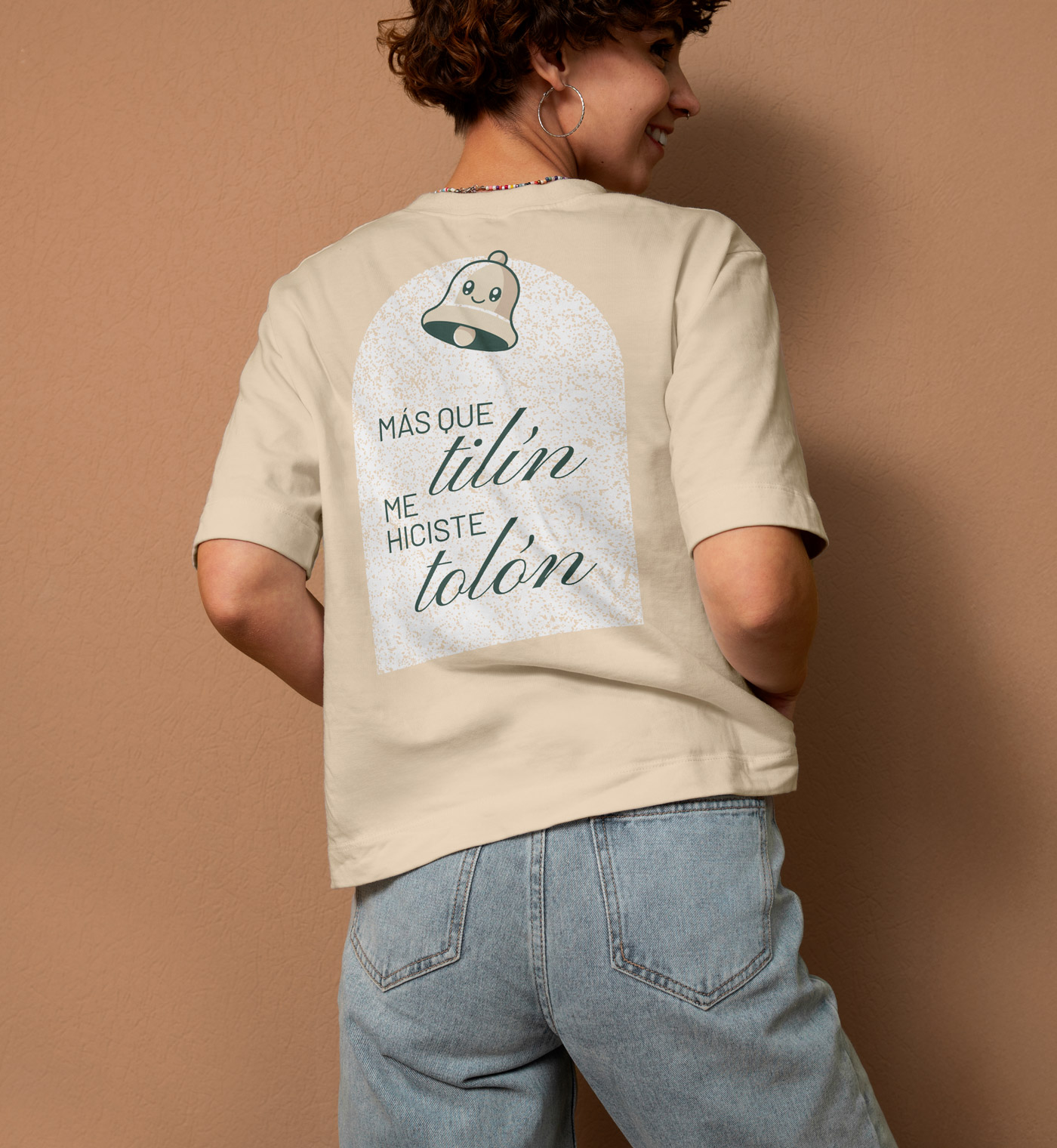 Camiseta con gráfica de la identidad visual del hostal La Campana en Toledo