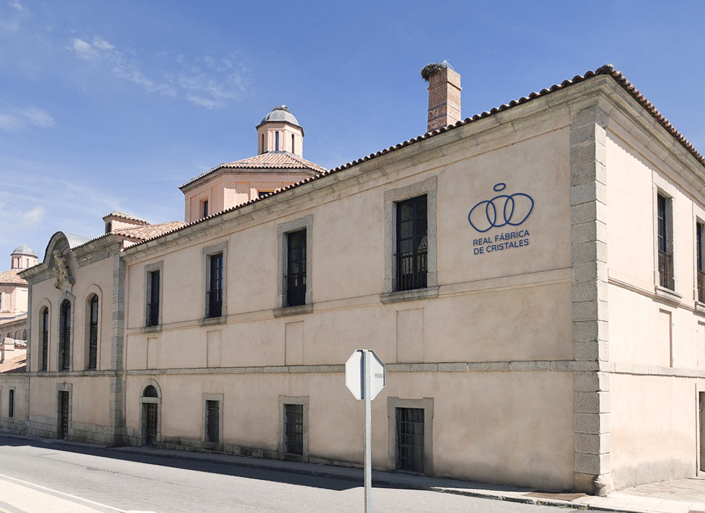 Aplicación de logotipo en la fachada de la Real Fábrica de Cristales
